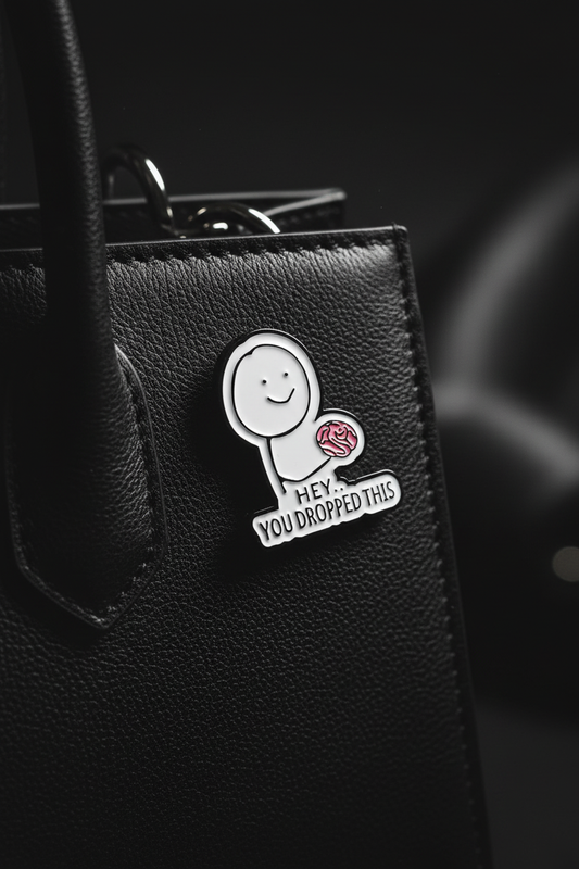 Enamel pin på svart läderväska