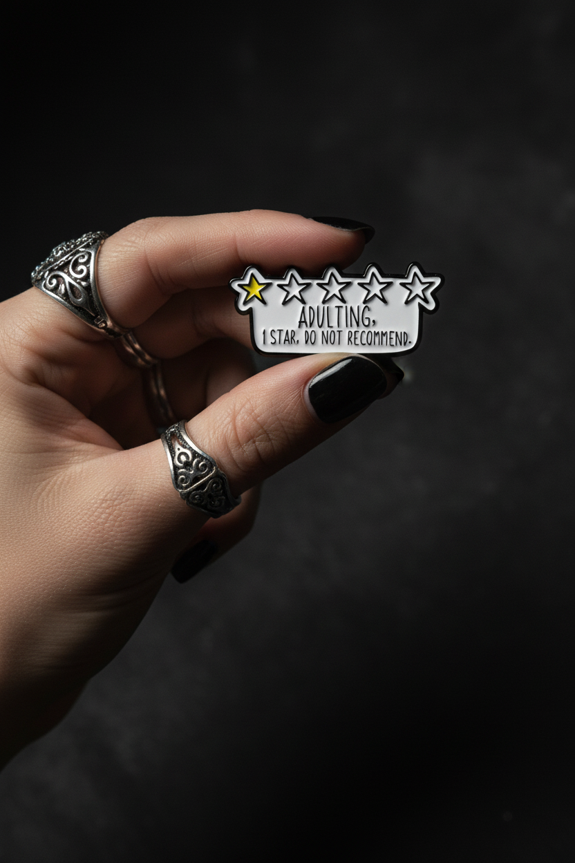 Hand håller Adulting Pin