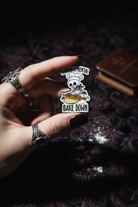 Hand håller pin