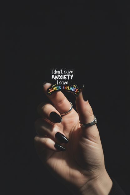 Modell håller Anxiety Pin