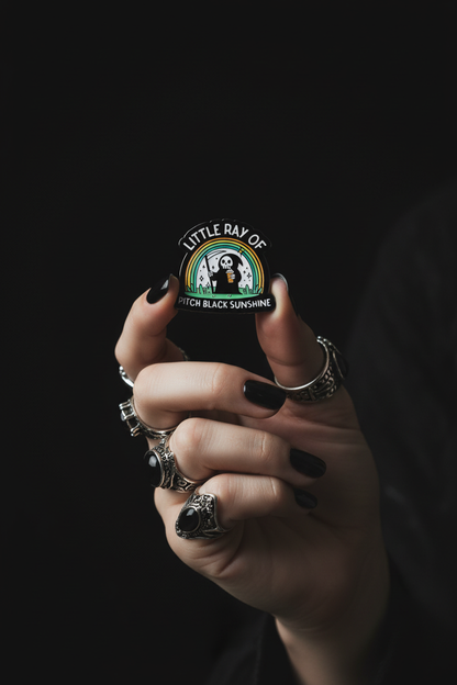 Modell håller Black sunshine pin