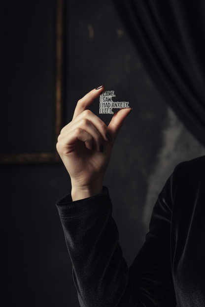 Modell håller enamel pin