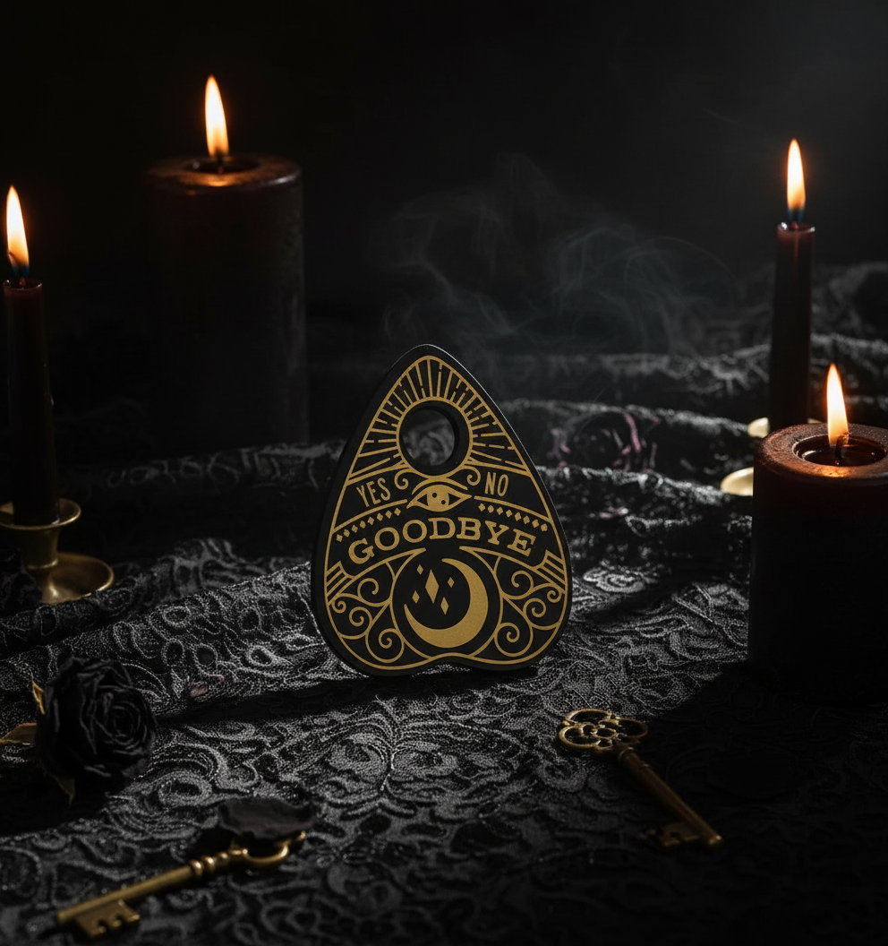 Ouija planchette i mörk miljö
