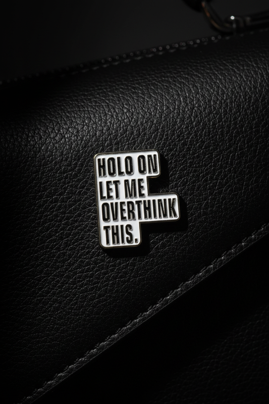 Overthink pin close-up på läderväska