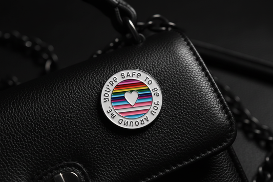 Pin på svart läderväska